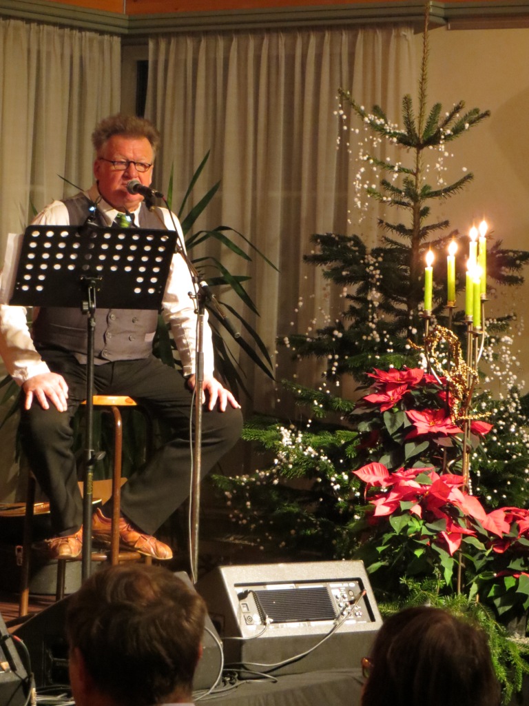 Wilfried begeistert das Publikum mit Stimme bei Gesang und Text ..und  dem Lied "lauf Hase lauf"