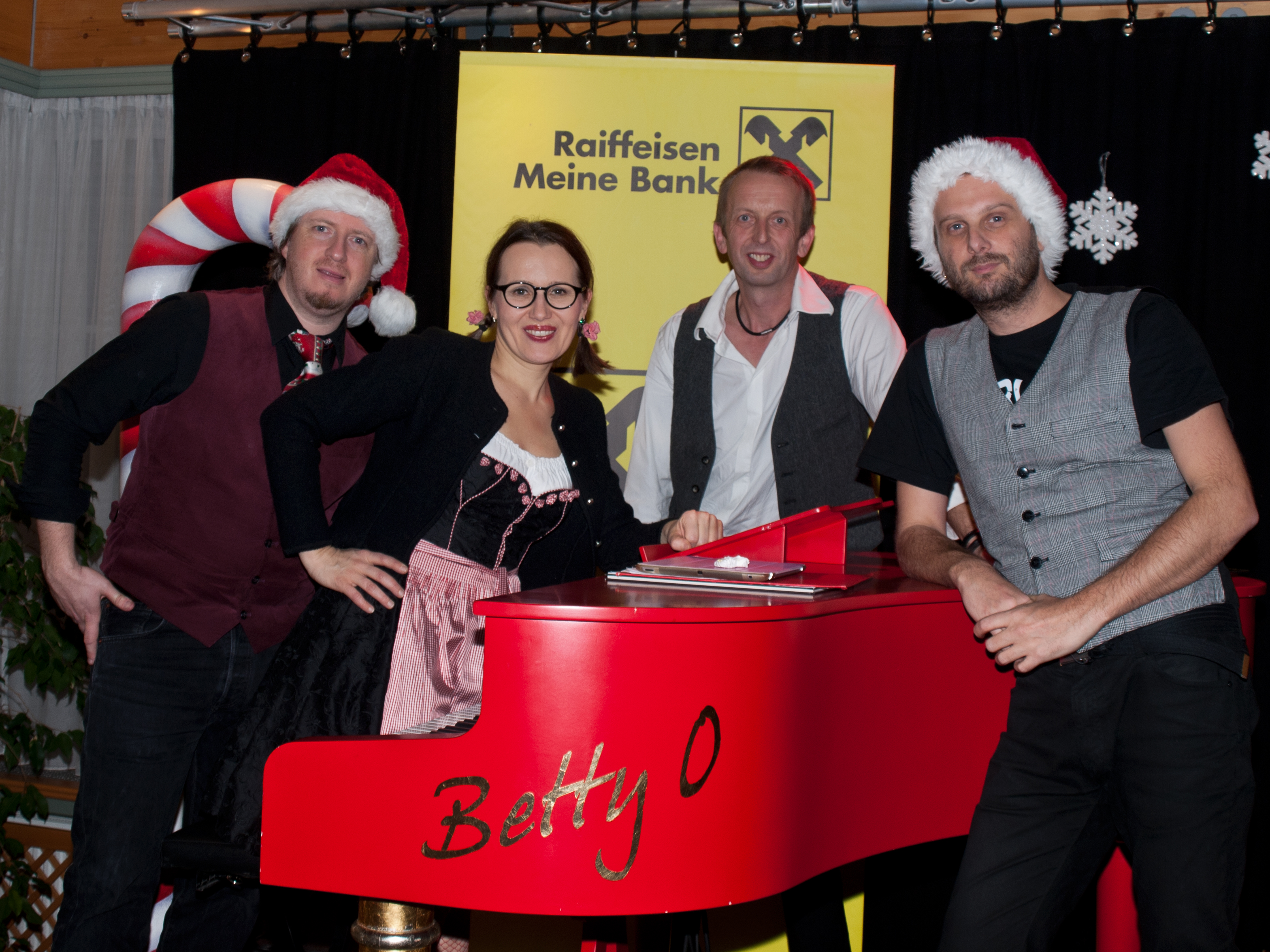 Roland, Betty, Sepp und Toti am Betty O Klavier