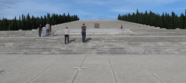 Die militärische Gedenkstätte von Redipuglia, Dahinter erhebt sich eine Riesentreppe mit 22 Stufen, mit in die Stufen integrierten Gräbern von ca. 100.000 Soldaten