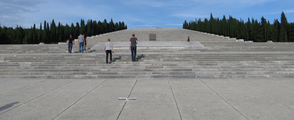 Die militärische Gedenkstätte von Redipuglia, Dahinter erhebt sich eine Riesentreppe mit 22 Stufen, mit in die Stufen integrierten Gräbern von ca. 100.000 Soldaten