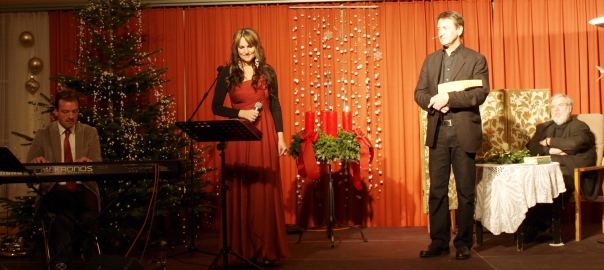 Christa Fartek und Franz Schwingenschlögl auf der Weihnachtsbühne