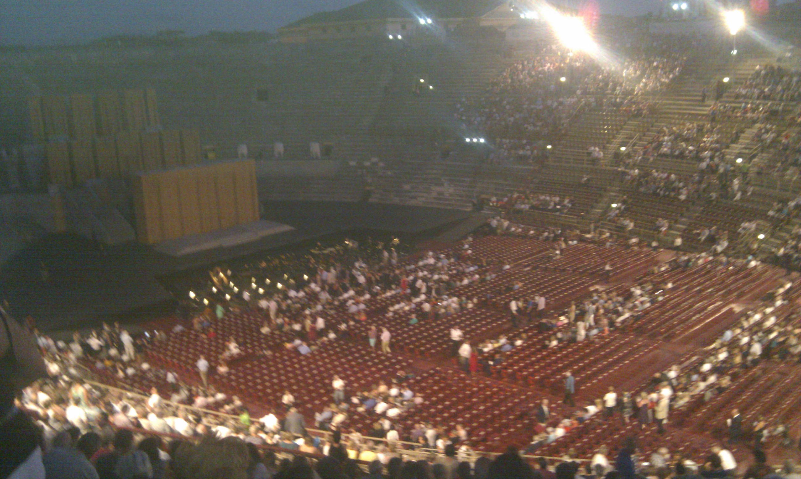 in der Arena vor Opernbeginn